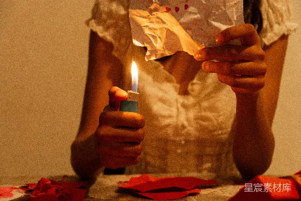 高清摄影 女人用打火机焚烧纸张