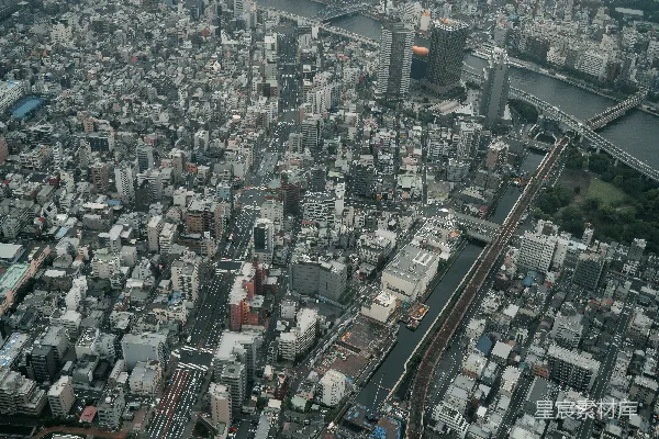 一个城市上空俯视图，河穿过这座城市。