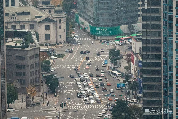 一座城市高空俯视图，高大建筑林立。