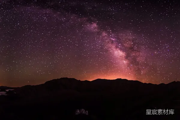 高清摄影 银河映照在剪影山脉之上