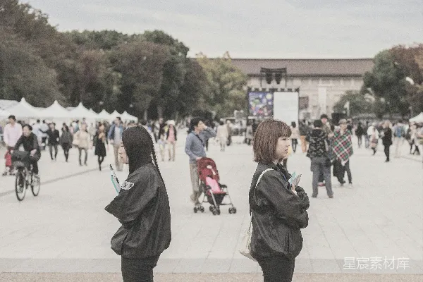 白天人们站在建筑物附近
