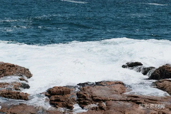 波涛汹涌的岩石海滩