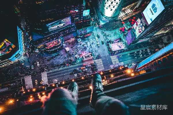 高清摄影 一个男人坐在建筑物上。