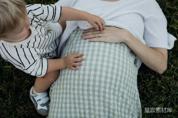 幼童触摸怀孕母亲的腹部