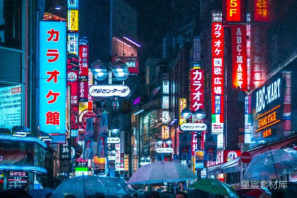 高清摄影 人们站在建筑物附近。