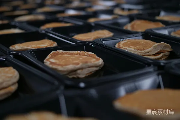 重叠的 Pancakes 填满在 Pancakes 上面