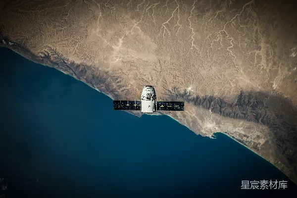 高清摄影 一艘太空卫星悬停在海岸线上方
