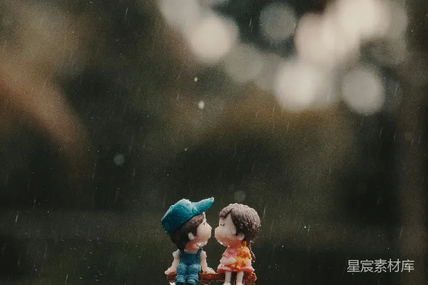 高清摄影 几尊小雕像并排站立。