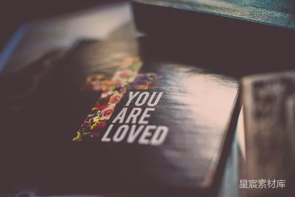 高清摄影 《You Are Loved》书籍的特写摄影