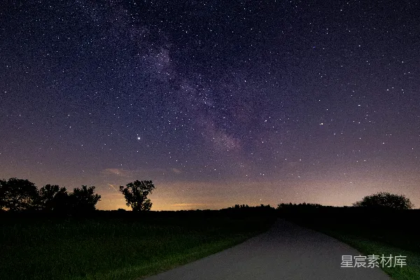 星夜下绿草landschaft