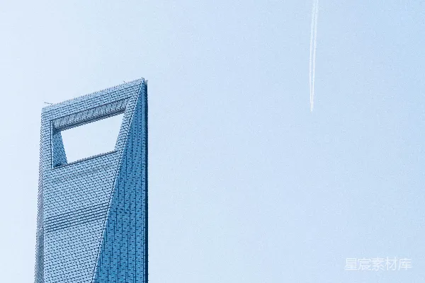 高空飞行的飞机在高大建筑之上