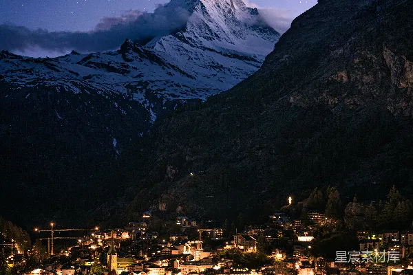 山下星河中的小镇夜景。
