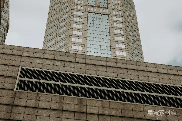 两座非常高的大楼紧挨着。