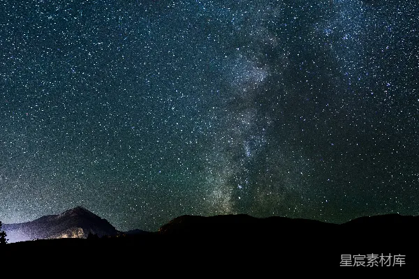 高清摄影 山景的剪影照片，拍摄于夜间