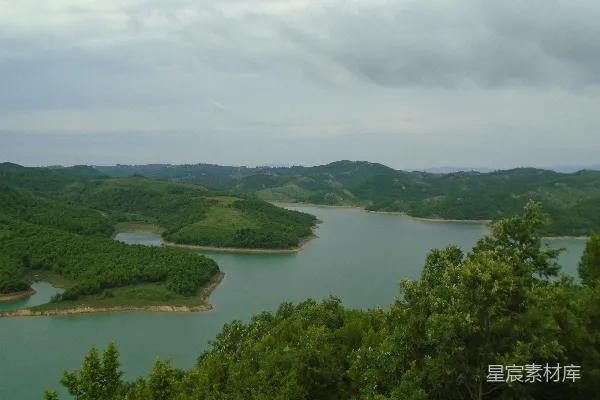 山脚下的水域