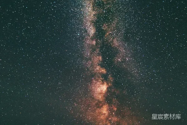 高清摄影 三个人仰望星空和银河系。