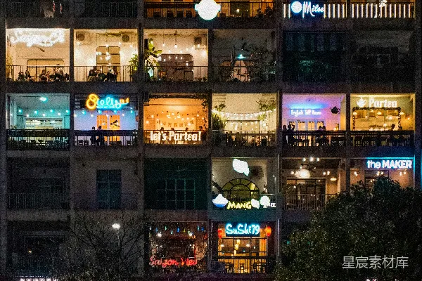 高清摄影 人们站在建筑物附近的街道上。
