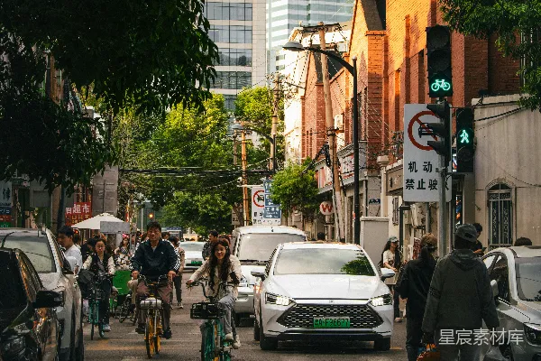 一群人骑自行车走在街道上