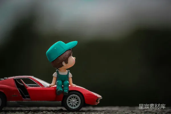 高清摄影 戴红色帽子的男孩骑着红色的玩具车