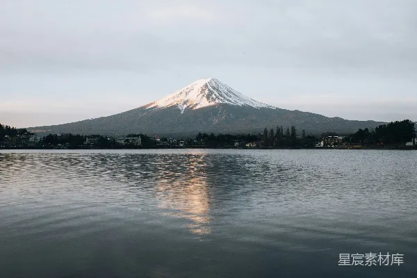 高清摄影 白天水边的黑白山