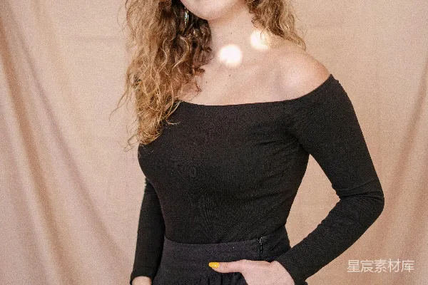 一个女人在窗帘前摆姿势拍照