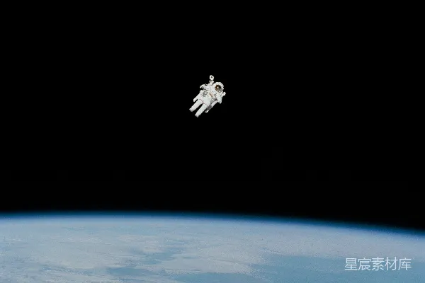 高清摄影 宇航员穿着宇航服在太空中漂浮