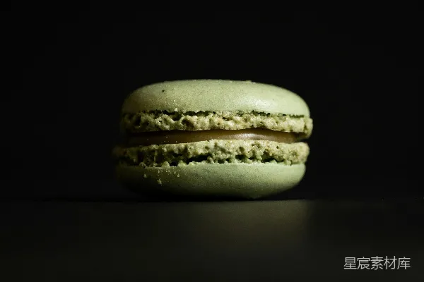 绿色的意面和奶酪酱料