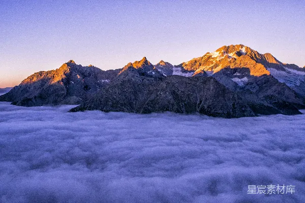 高清摄影 水边的棕色山