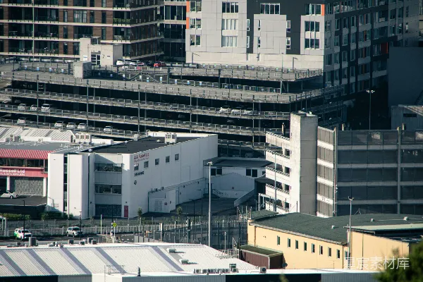 一座城市从空中俯瞰，建筑林立