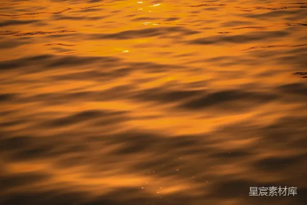 背景中有夕阳的大片水域