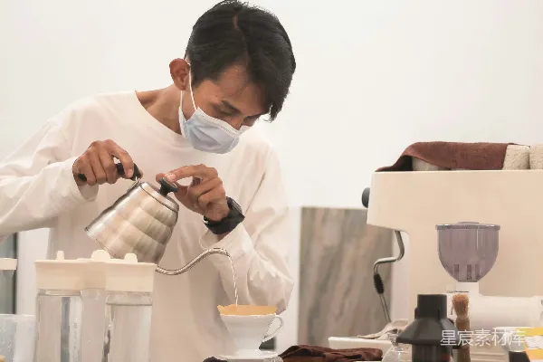 穿白衬衫的男人拿着一个白色的陶瓷杯