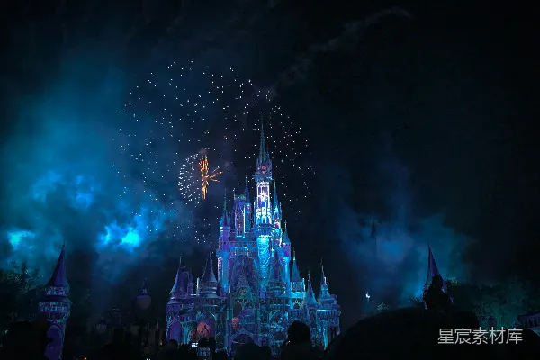 高清摄影 水晶城堡在夜晚绽放烟花