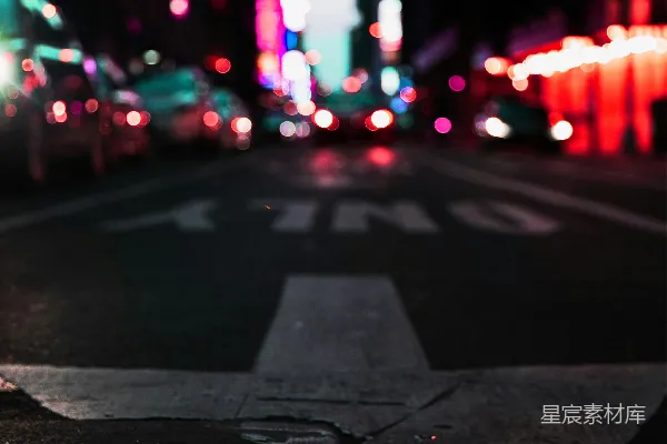 黑夜中的黑白公路