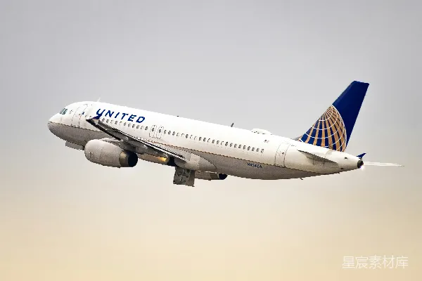 高清摄影 一架联合航空公司的飞机在天空中飞行