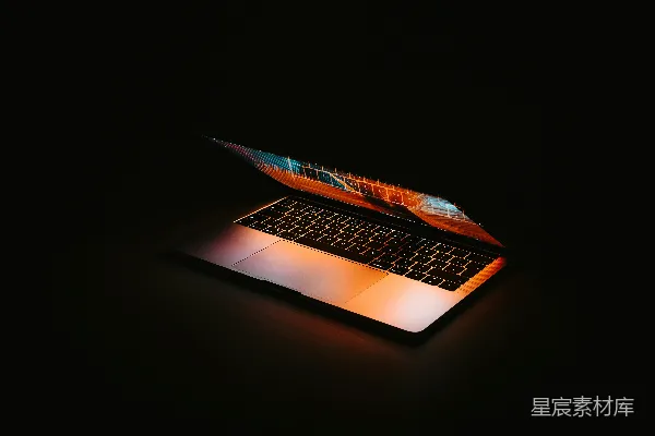 高清摄影 macbook pro 放在黑色表面上