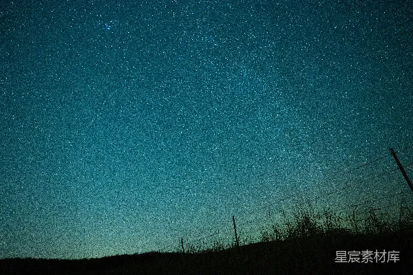 夜空中有繁星点缀的田野