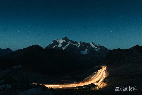 高清摄影 覆盖着雪的山峰在蓝色的夜空下
