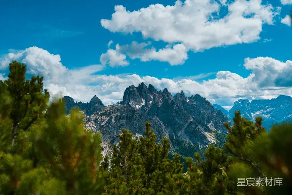 山顶上俯瞰的一片山峦景色