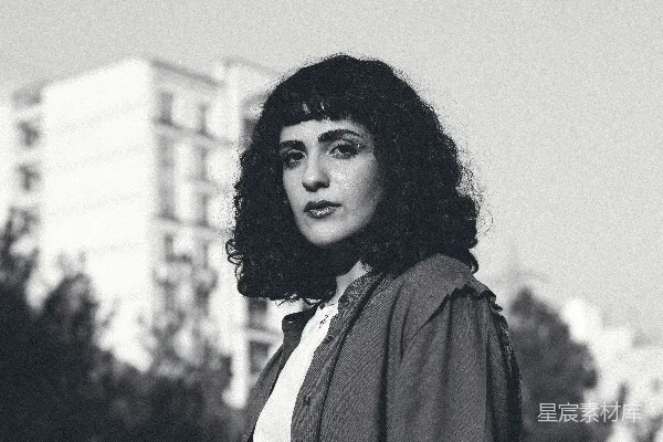 一个 Curly 头发的妇女