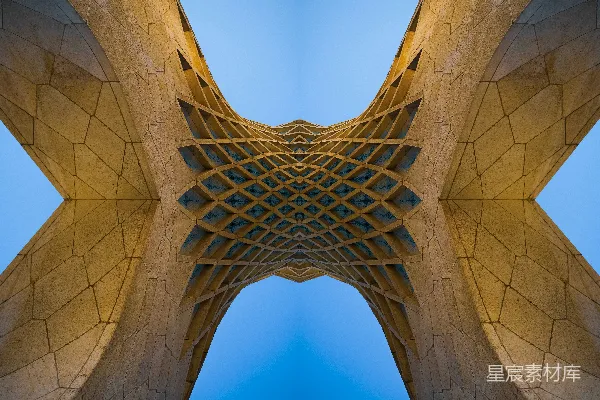 一栋非常高大的建筑物的图片，背景是天空。