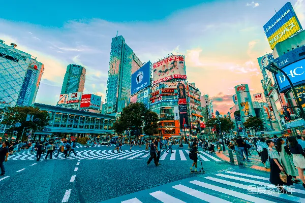 高清摄影 人们在多云的天空下走在街道上