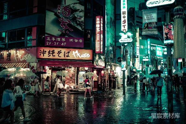 高清摄影 夜晚在建筑物附近散步的人们