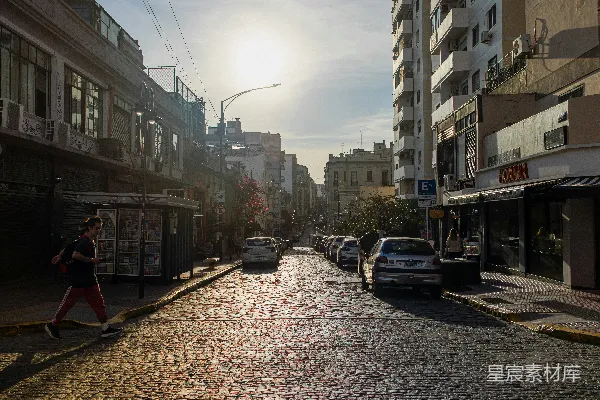 阳光照耀在城市的一条石板街上。