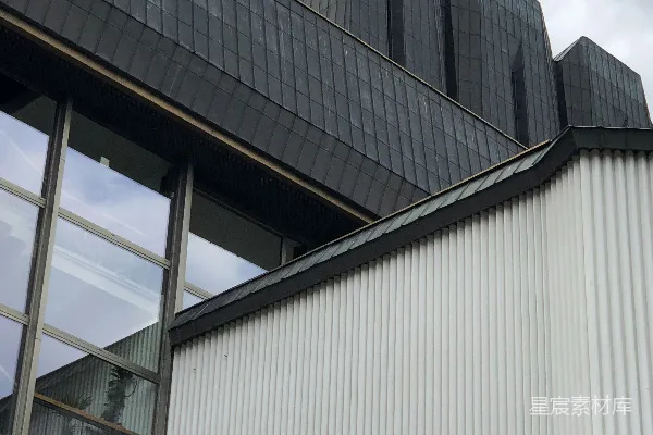 带有玻璃窗户的建筑