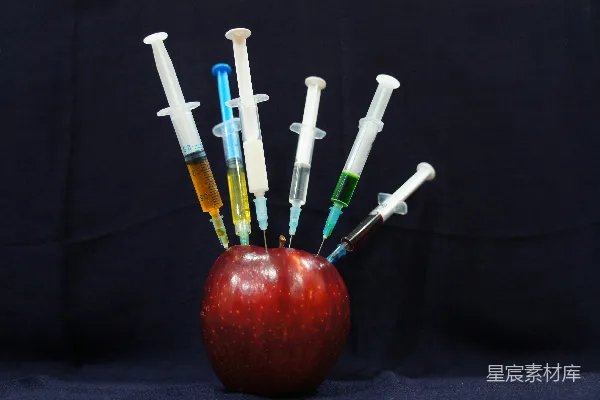 高清摄影 带有塑料注射器的苹果