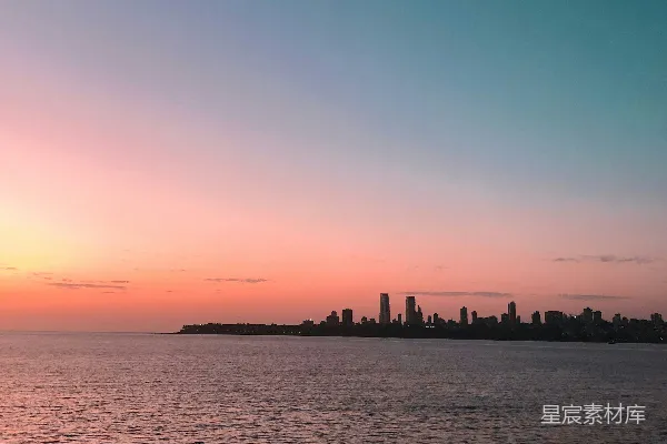 夕阳下的岛轮廓图