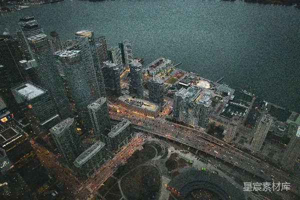 夜晚城市的空中俯瞰图
