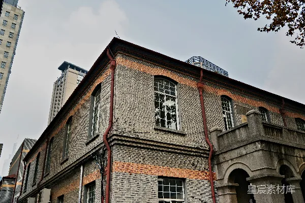背景有一座带有钟楼的旧建筑。