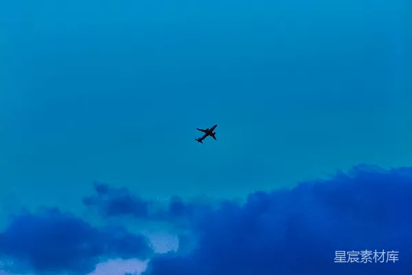 高清摄影 一架在夕阳下飞行的飞机