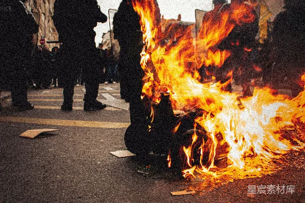 一群人在火堆旁站立着